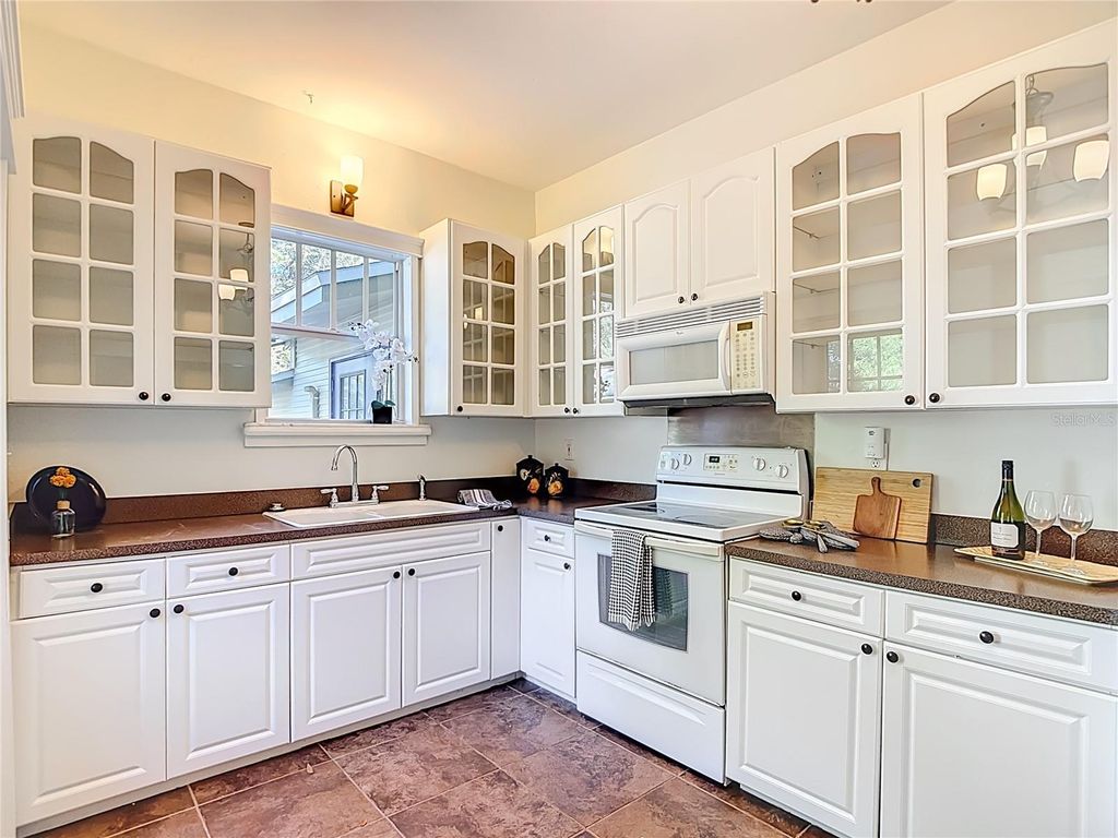 Image 13 of property listing at 906 E BROAD STREET, Tampa, FL 33604