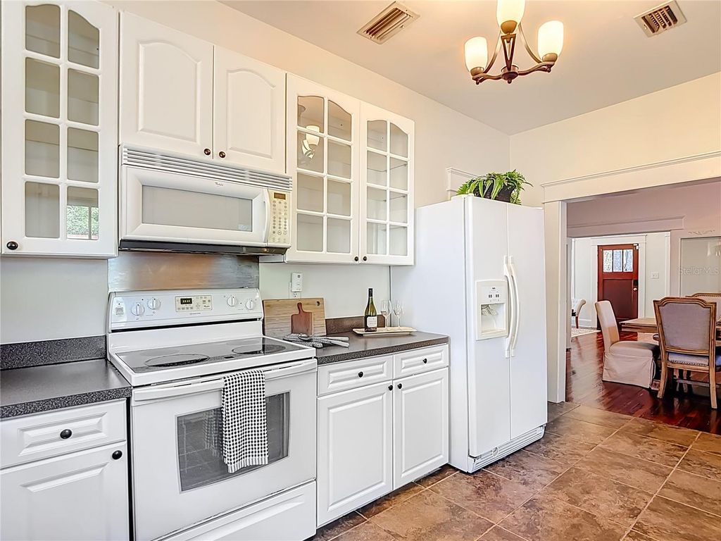 Image 14 of property listing at 906 E BROAD STREET, Tampa, FL 33604