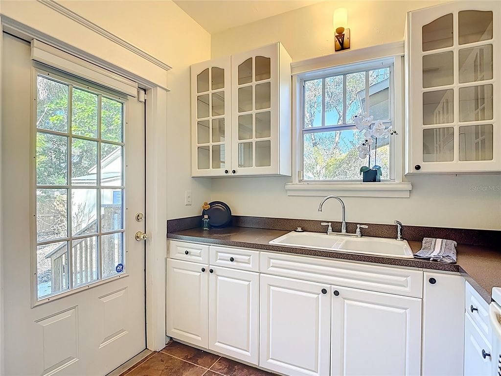 Image 15 of property listing at 906 E BROAD STREET, Tampa, FL 33604