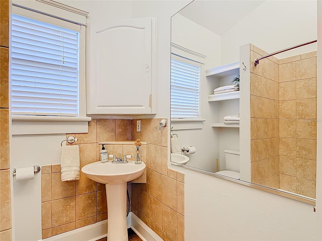 Image 21 of property listing at 906 E BROAD STREET, Tampa, FL 33604