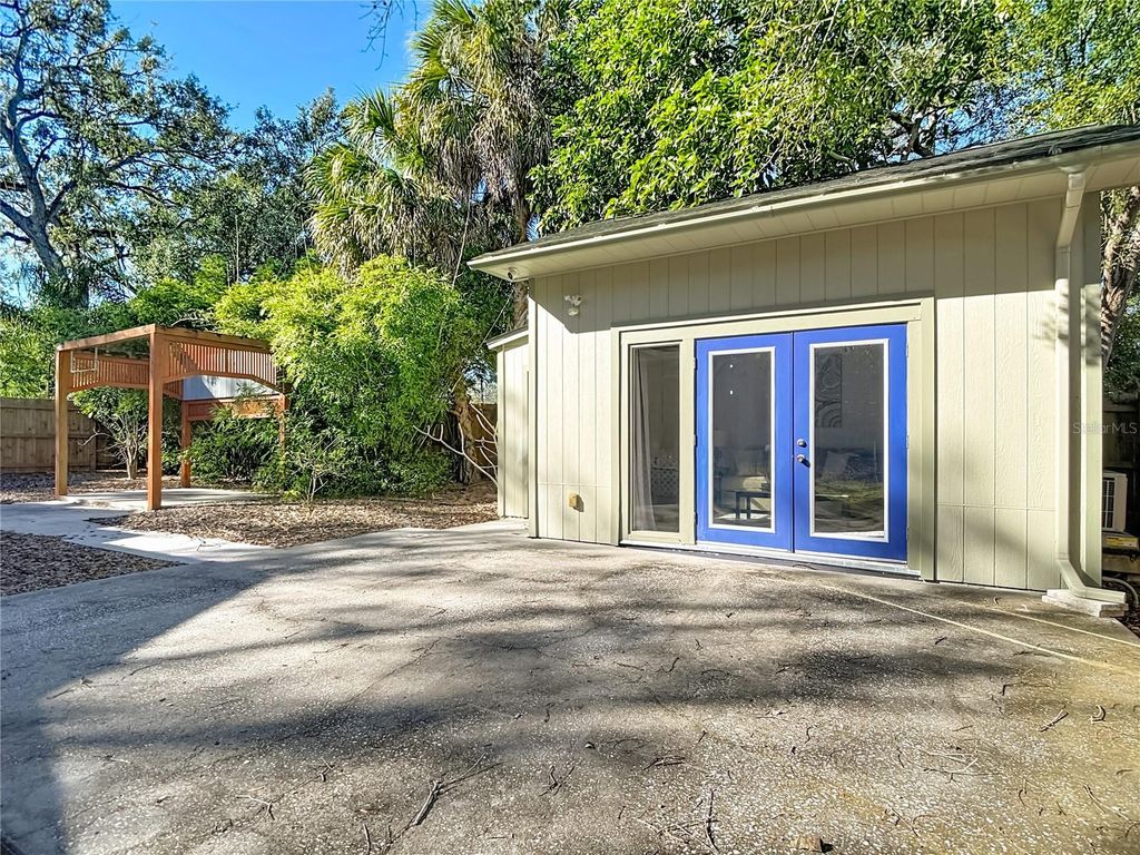 Image 37 of property listing at 906 E BROAD STREET, Tampa, FL 33604