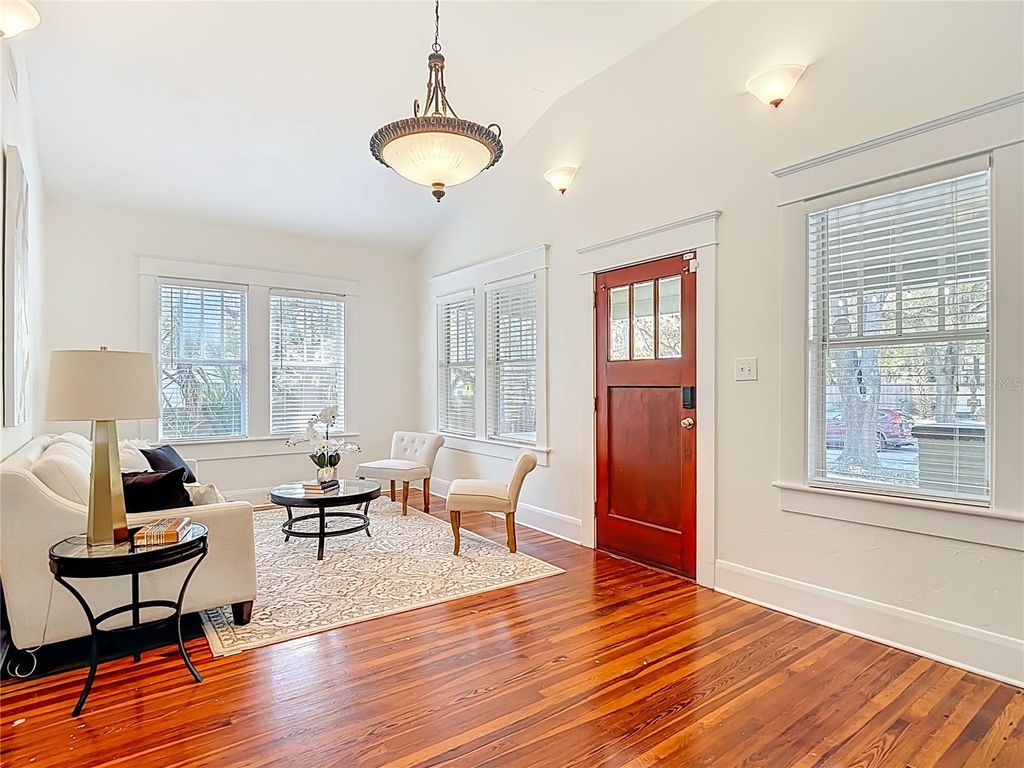 Image 7 of property listing at 906 E BROAD STREET, Tampa, FL 33604