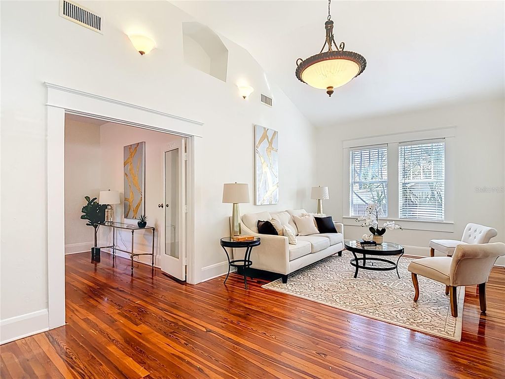 Image 9 of property listing at 906 E BROAD STREET, Tampa, FL 33604