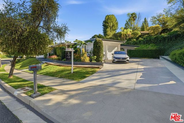 18202 Lake Encino Drive, Encino, CA 91316