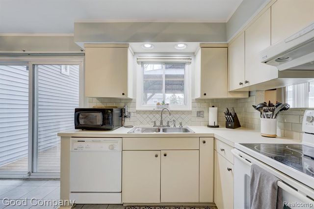 193 Linhart Street, Novi, MI 48377