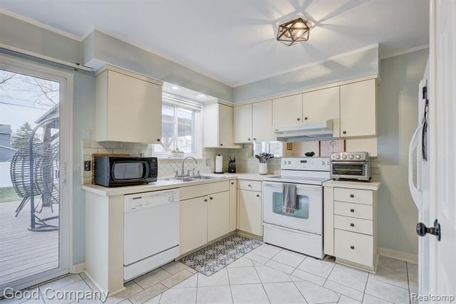 193 Linhart Street, Novi, MI 48377