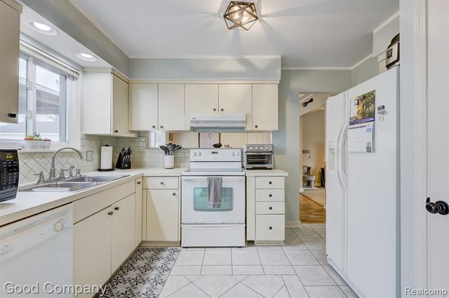 193 Linhart Street, Novi, MI 48377
