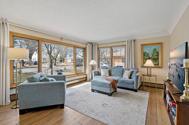 993 Hyacinth Avenue E, Saint Paul, MN 55106