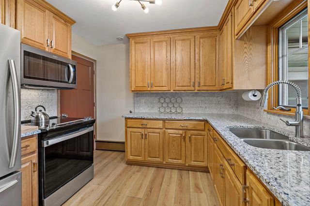 993 Hyacinth Avenue E, Saint Paul, MN 55106