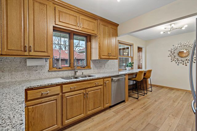 993 Hyacinth Avenue E, Saint Paul, MN 55106