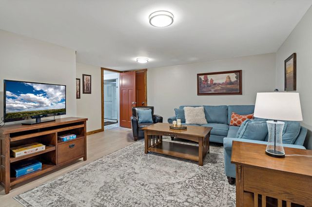 993 Hyacinth Avenue E, Saint Paul, MN 55106