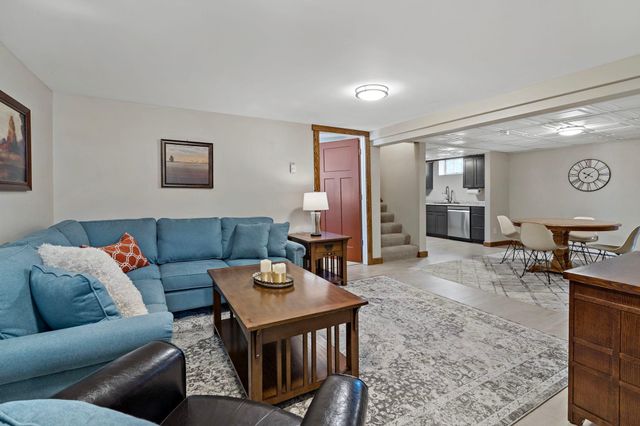 993 Hyacinth Avenue E, Saint Paul, MN 55106