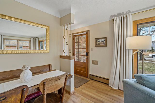 993 Hyacinth Avenue E, Saint Paul, MN 55106