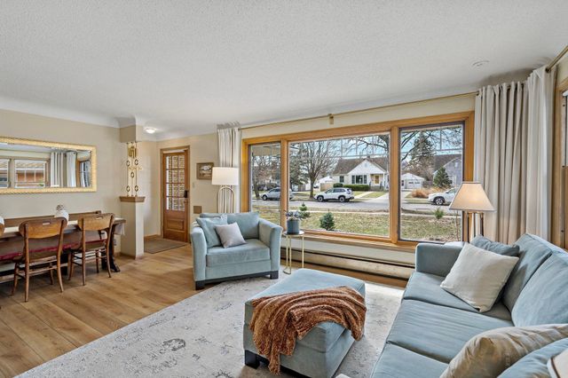 993 Hyacinth Avenue E, Saint Paul, MN 55106