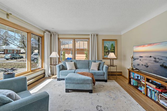 993 Hyacinth Avenue E, Saint Paul, MN 55106