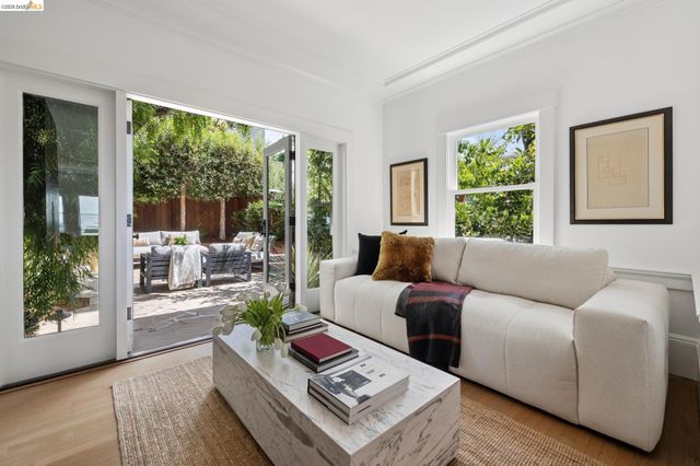 340 San Carlos Ave., Piedmont, CA 94611
