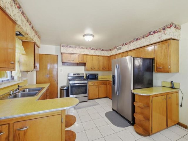 855 W 73rd Street, Chicago, IL 60621