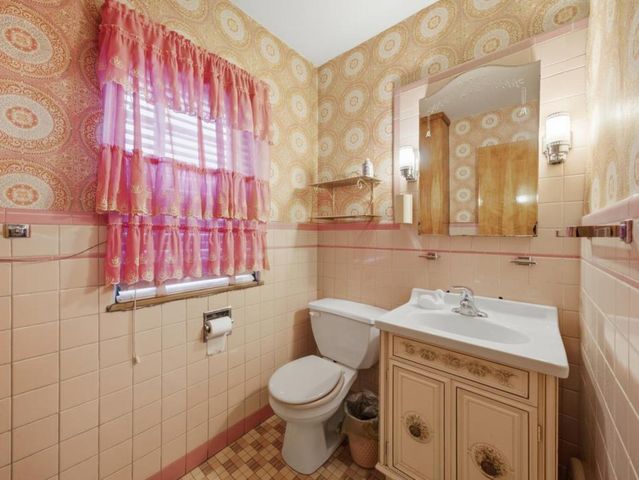 855 W 73rd Street, Chicago, IL 60621