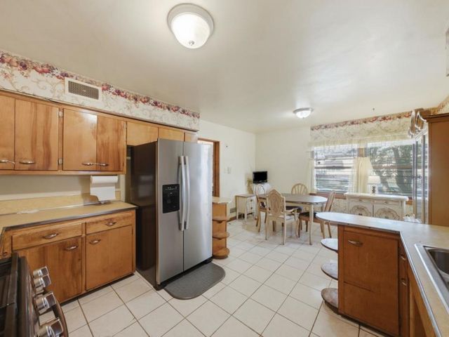 855 W 73rd Street, Chicago, IL 60621