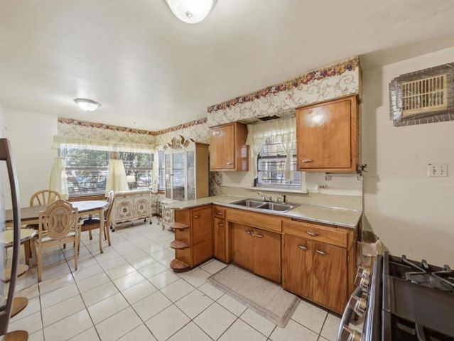 855 W 73rd Street, Chicago, IL 60621