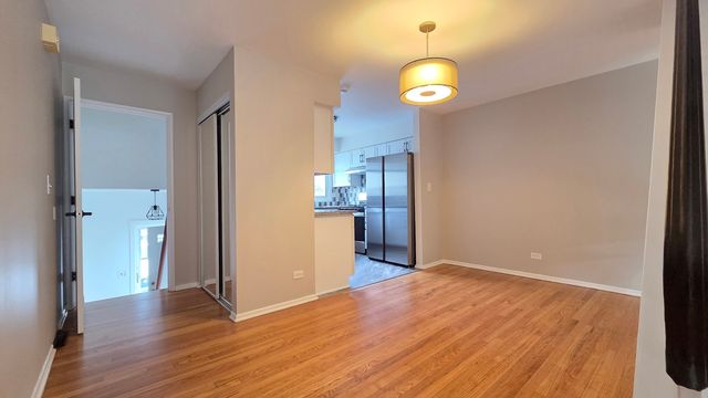 553 W Park Avenue D, Libertyville, IL 60048