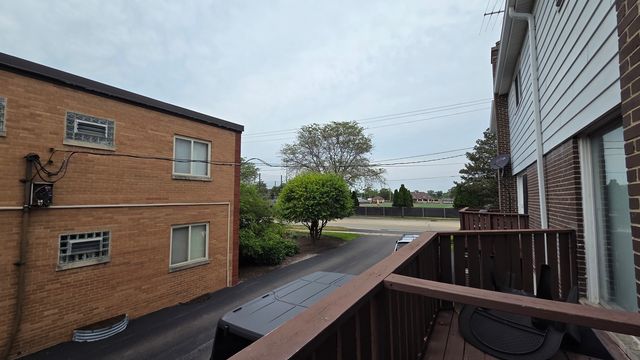 553 W Park Avenue D, Libertyville, IL 60048