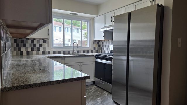 553 W Park Avenue D, Libertyville, IL 60048