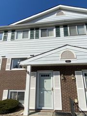 553 W Park Avenue D, Libertyville, IL 60048