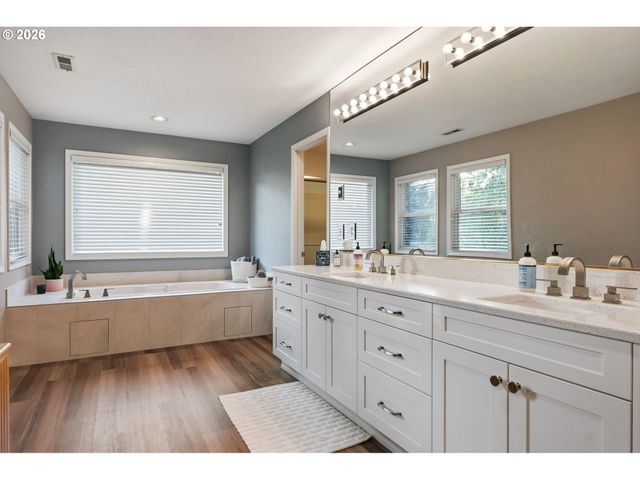 14735 Sw PEACHTREE Dr, Portland, OR 97224