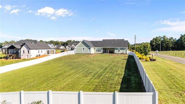 107 Meeting House Lane, Advance, NC 27006