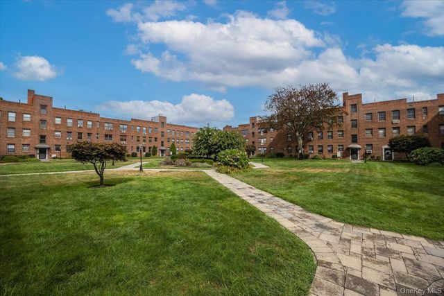 1 Jefferson Avenue H8, Rockville Centre, NY 11570