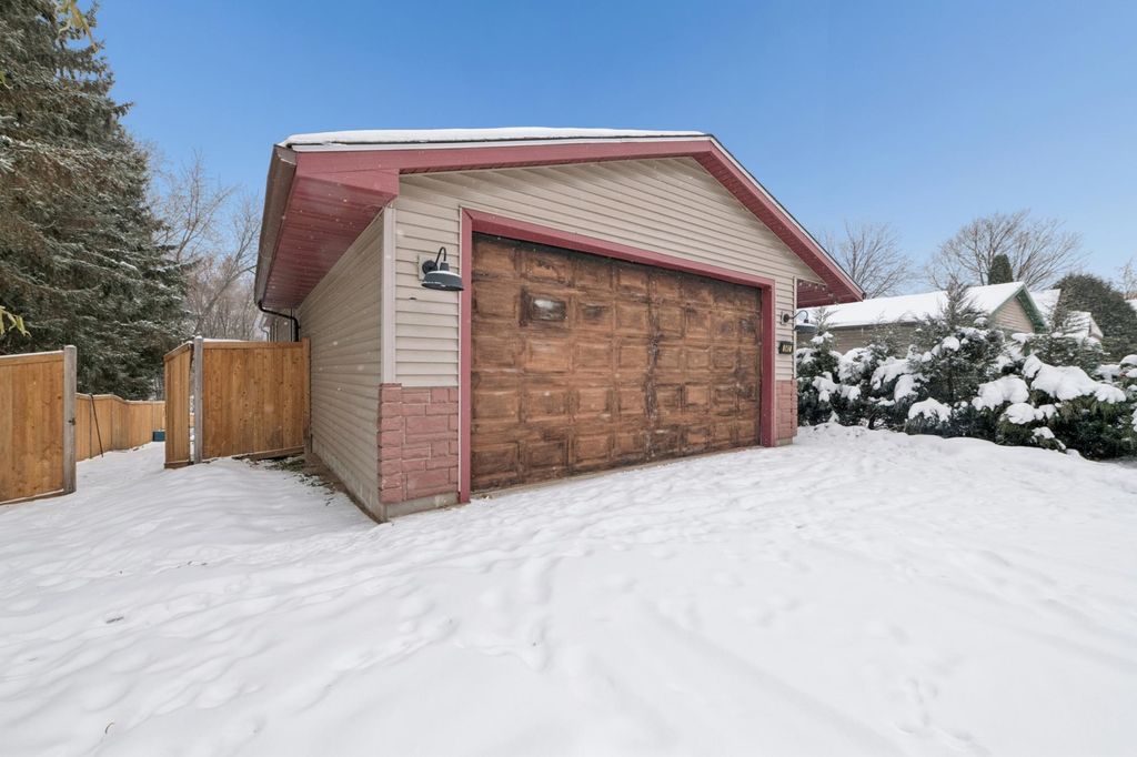 542 5th Avenue SW, Cambridge, MN 55008