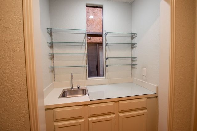 1127 Lois St, Kerrville, TX 78028