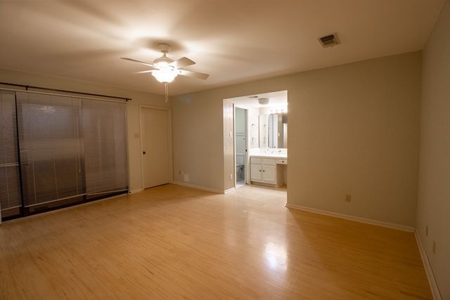 1127 Lois St, Kerrville, TX 78028