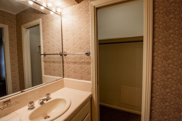 1127 Lois St, Kerrville, TX 78028