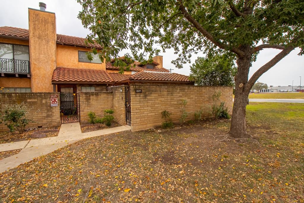 1127 Lois St, Kerrville, TX 78028