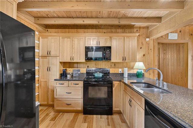 1805 Chrisco Road W, Seagrove, NC 27341