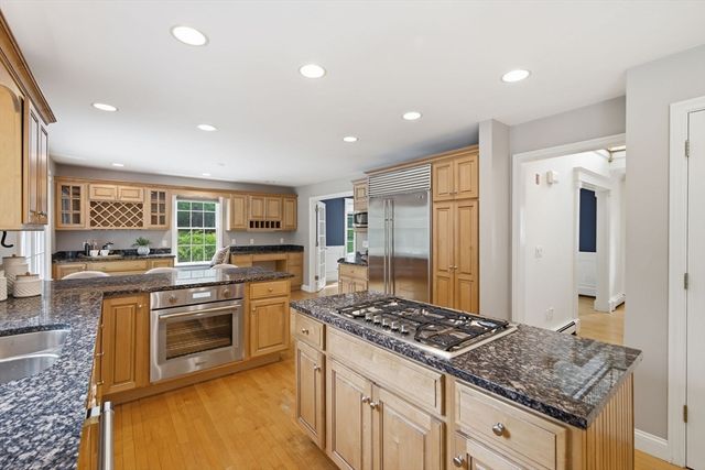 2 Stonecleave Rd, North Reading, MA 01864