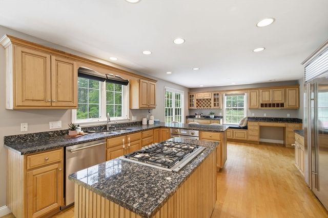 2 Stonecleave Rd, North Reading, MA 01864