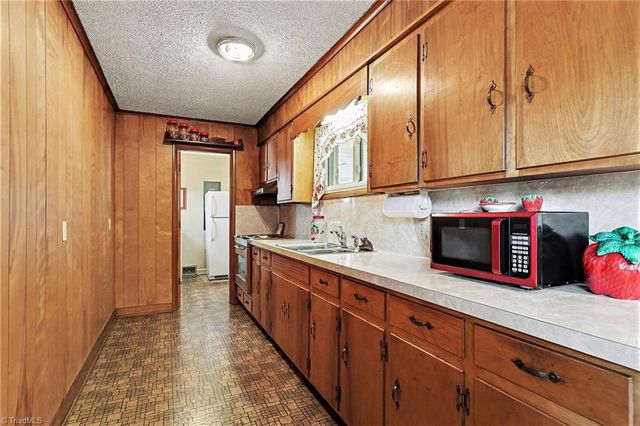 154 Melody Lane, Thomasville, NC 27360