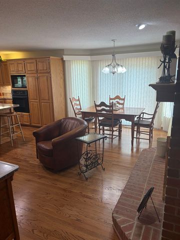 602 Ridge Point Dr, Mulvane, KS 67110