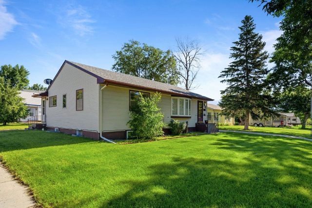 2116 5th Ave NW, Minot, ND 58703
