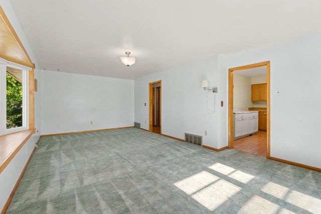 2116 5th Ave NW, Minot, ND 58703