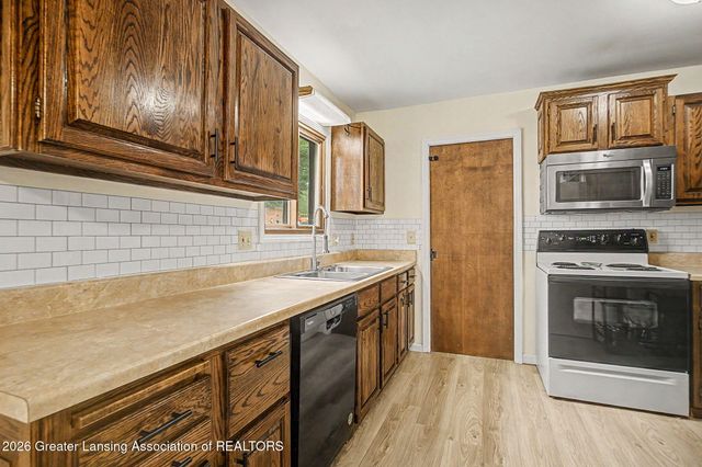 2600 Darien Drive, Lansing, MI 48912