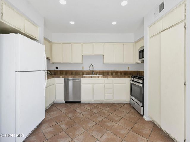833 Shadow Lake Drive, Thousand Oaks, CA 91360