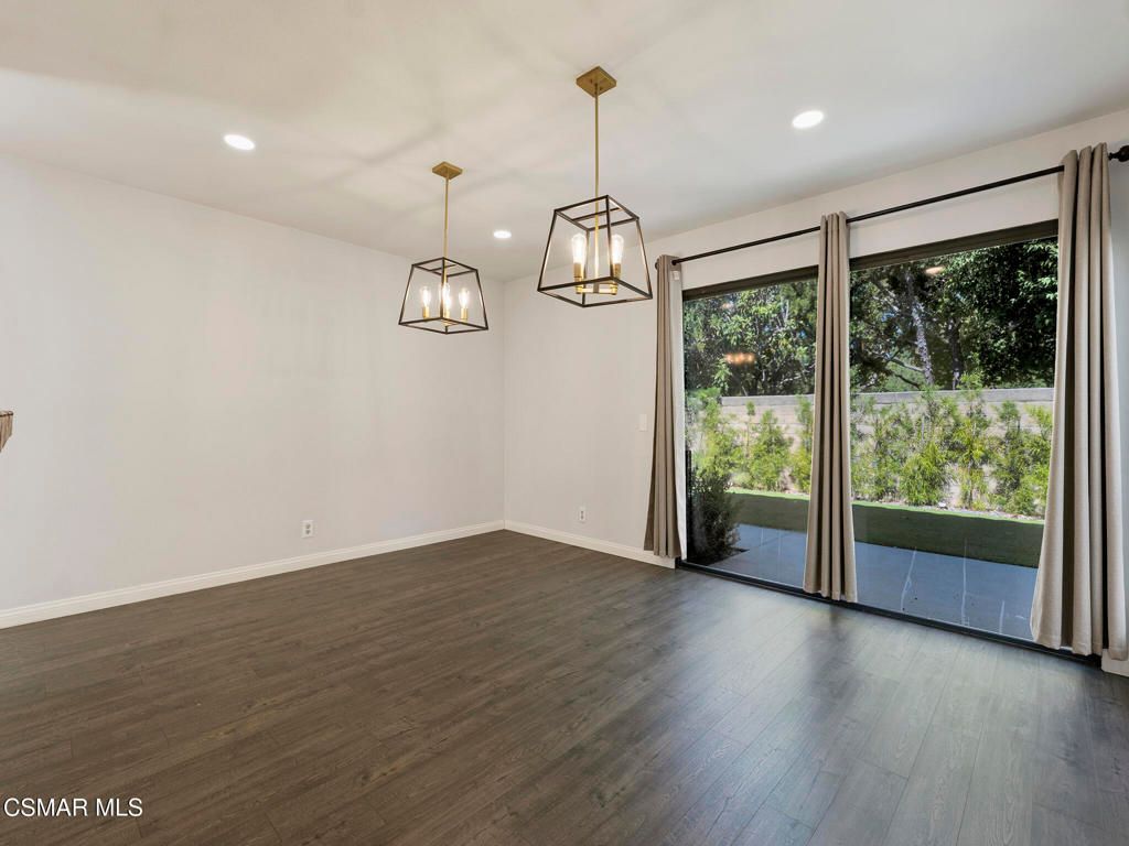 Image 11 of property listing at 833 Shadow Lake Drive, Thousand Oaks, CA 91360