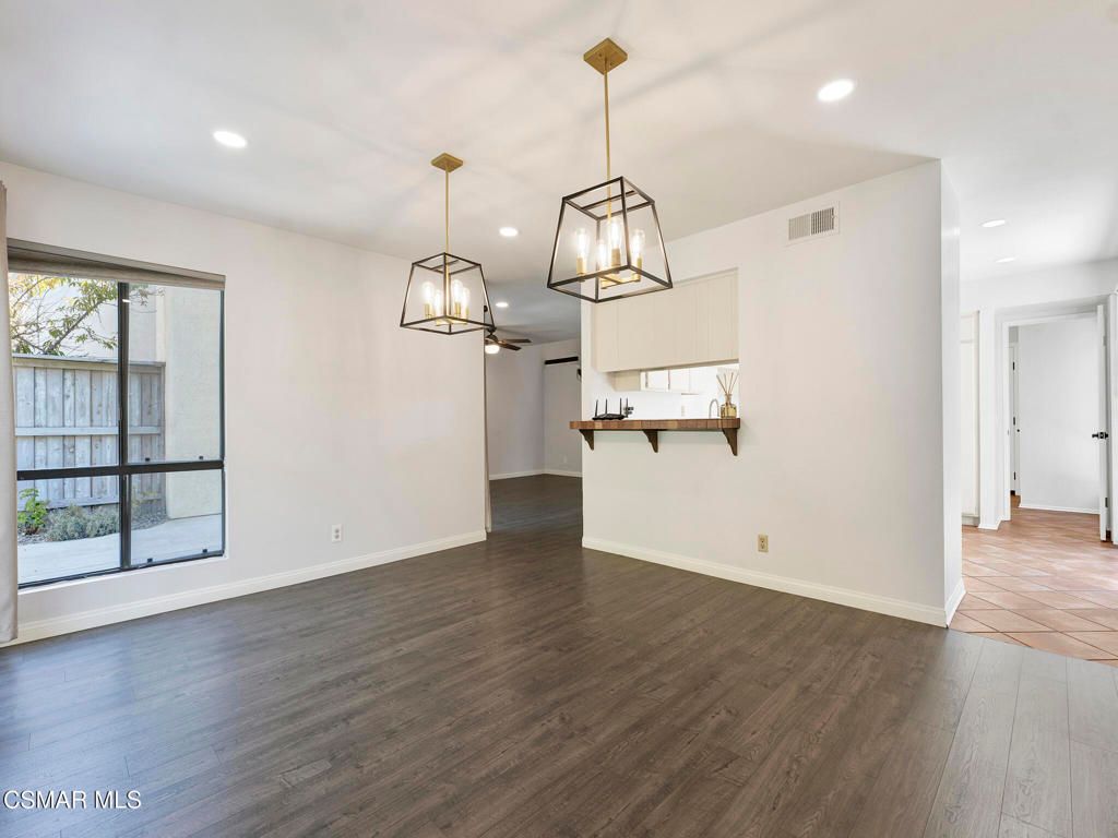 Image 12 of property listing at 833 Shadow Lake Drive, Thousand Oaks, CA 91360