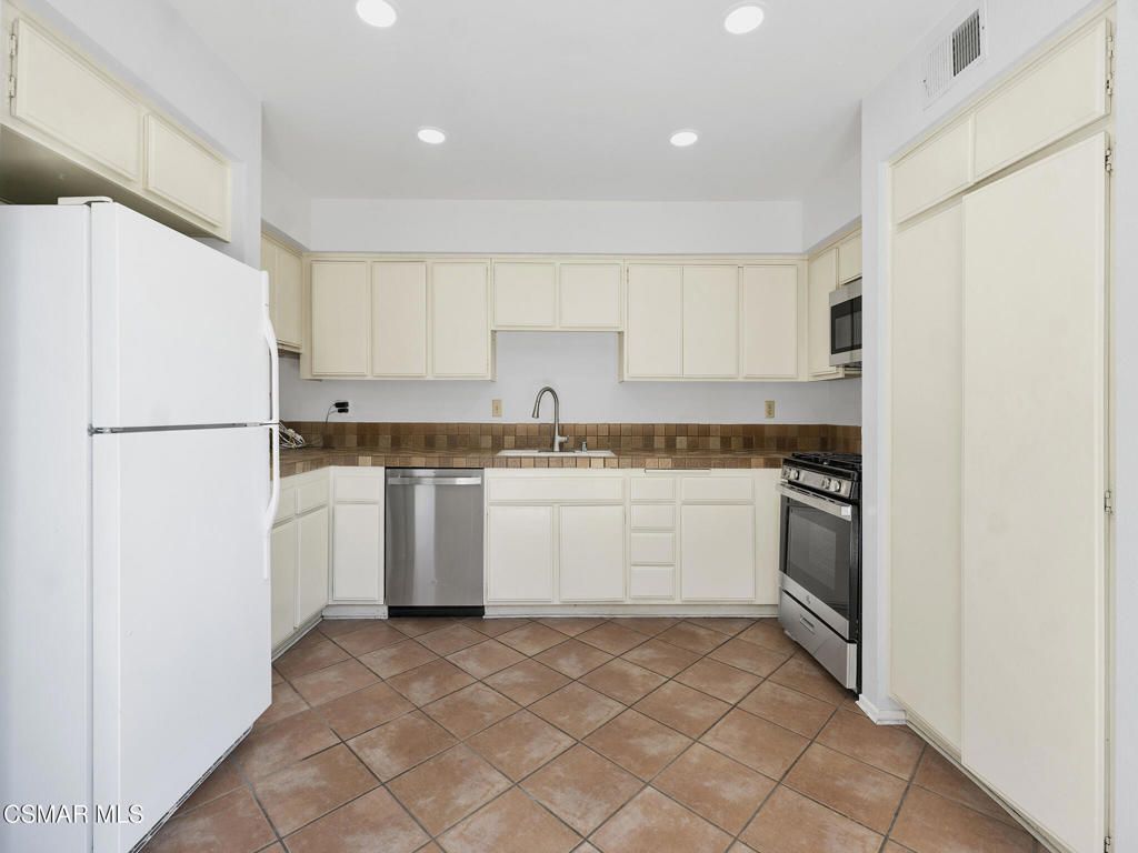 Image 13 of property listing at 833 Shadow Lake Drive, Thousand Oaks, CA 91360