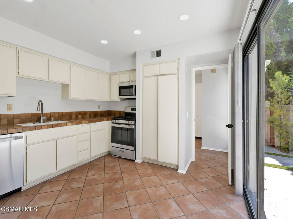 Image 14 of property listing at 833 Shadow Lake Drive, Thousand Oaks, CA 91360