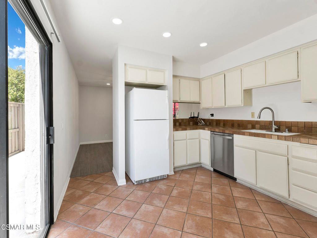 Image 15 of property listing at 833 Shadow Lake Drive, Thousand Oaks, CA 91360